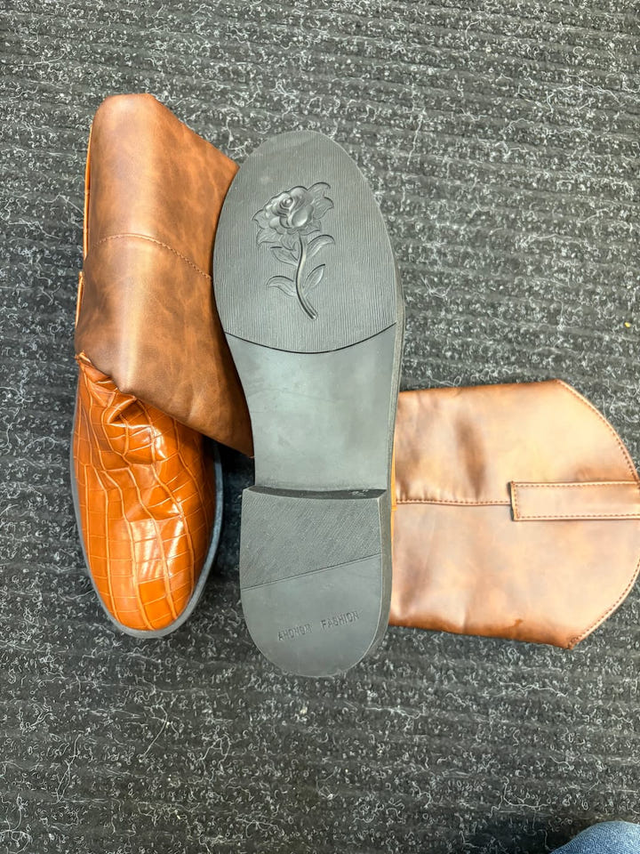 A pair of men&